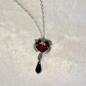 frakt ingår i priset! Ett jättefint silver och rött hjärtformat halsband som passar perf till en romantic goth utstyrsel🖤🌹köpt på Blue Fox för 298 kr och använt ett fåtal gånger. 