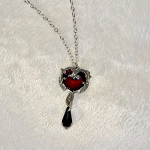goth heart necklace  - frakt ingår i priset! Ett jättefint silver och rött hjärtformat halsband som passar perf till en romantic goth utstyrsel🖤🌹köpt på Blue Fox för 298 kr och använt ett fåtal gånger. 