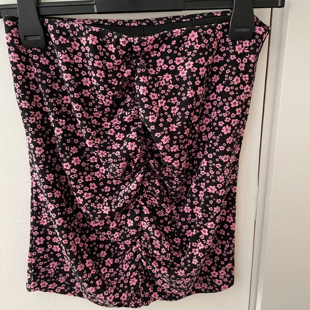 Jättefin blommig kjol från h&m med scrunch fram och bak. Kjolar.