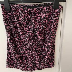 Jättefin blommig kjol från h&m med scrunch fram och bak