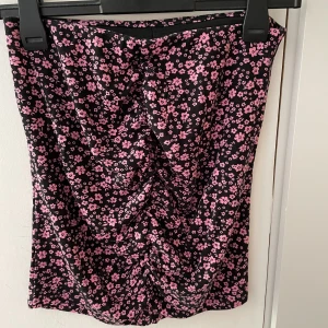 Blommig kjol - Jättefin blommig kjol från h&m med scrunch fram och bak