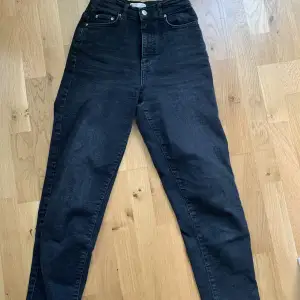 Svarta jeans i bra skick från Gina