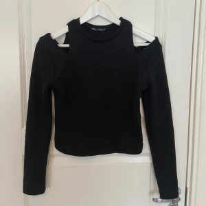 Svart tröja  - Svart tröja, från zara som inte kommer till användning längre 👍🏽