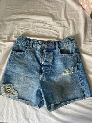 shorts  - blå jeans shorts från zara i storlek 36. Aldrig använda då jag inte tycker de sitter bra på mig och är lite trånga. 