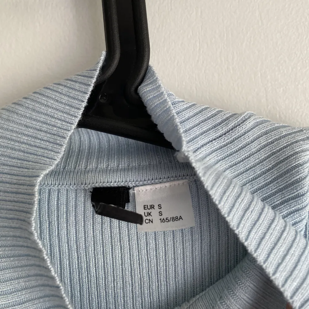 Söt blå turtleneck tröja ifrån H&M i storlek S🩵 svårt att fånga färgen på bild men den är lite mer blå i verkligheten! Det går att vika ner kragen så att den inte blir så lång om man vill det! Köparen står för frakten! Använd gärna köp nu!!🩵. Tröjor & Koftor.