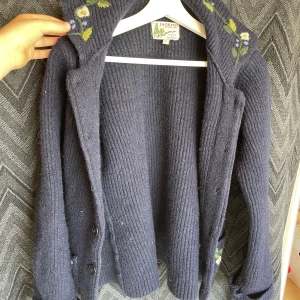 Stickad kofta i ullblandning  - Stickad kofta i ullblandning 