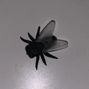 En Fake fluga som man kan använda när man vill skrämmas.Vingarna går att ta av då den ser lite ut som en spindel(tyckte det var kul att lägga upp denna💩❤️)