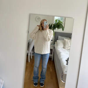 Stickad tröja  - Säljer denna beiga/ benvita stickade tröja ifrån hm, den är i storlek sx men är väldigt oversized. Endast använd frågan gånger. Skriv gärna vid frågor eller för fler bilder🌟