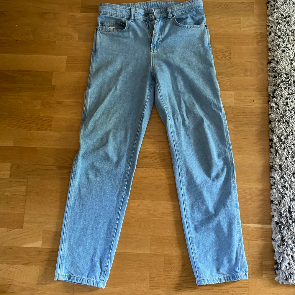 Nästintill oanvända ljusblåa jeans av märket Karl Kani, avslappnade och stilrena jeans!. Jeans & Byxor.