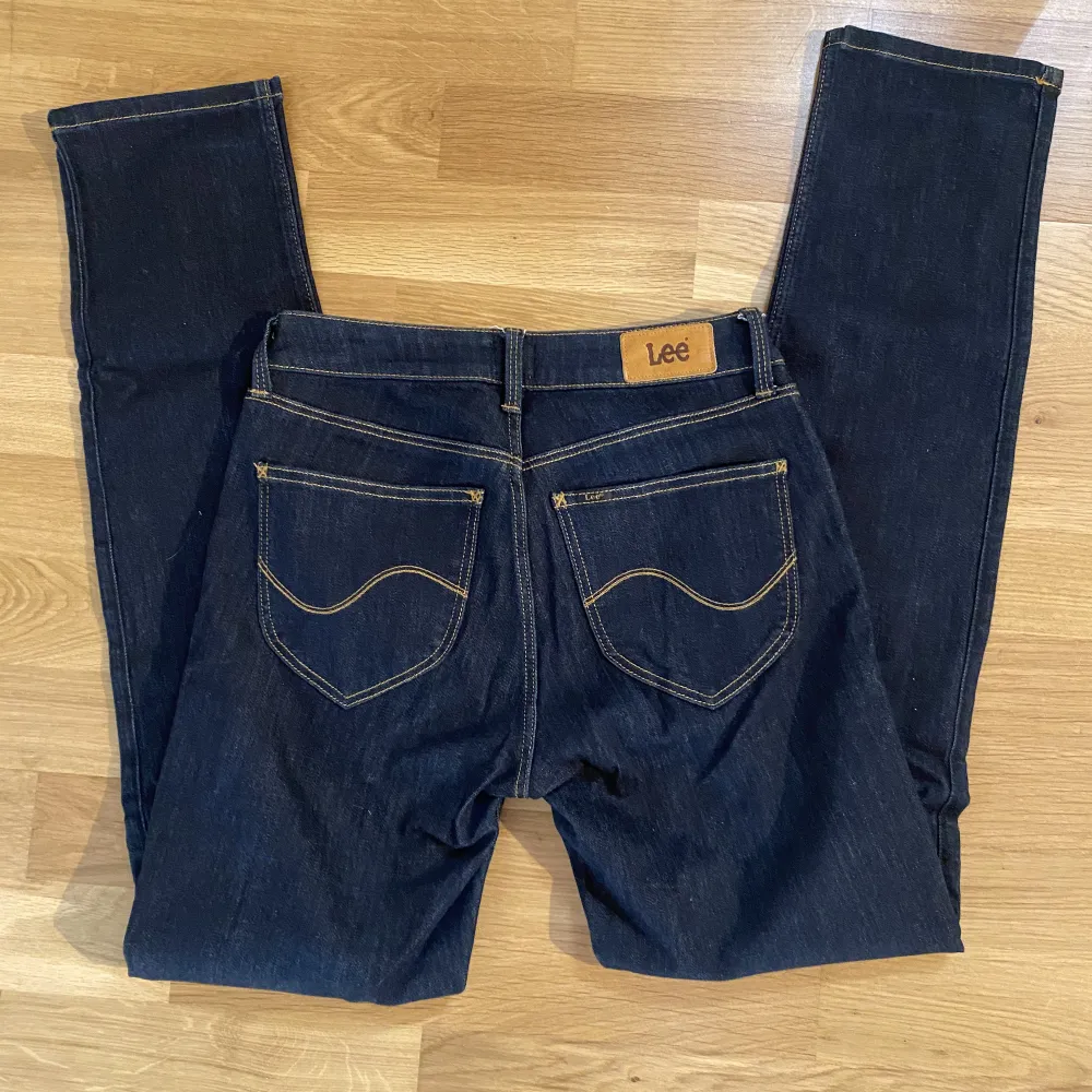 Säljer dessa lågmidjade lee jeans som är raka i benen. Passar en storlek S men även en XS. Hör av er ifall ni är intresserade 🥰. Jeans & Byxor.
