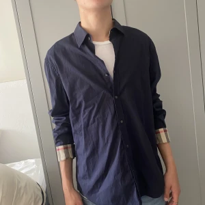Burberry skjorta - Säljer denna burberry skjortan i bra skick och inga defekter. Det står storlek xl men passar L. Han på bilden är ca 179 cm och ca 65 kg. Skicka gärna prisförslag eller frågor