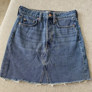 Ny Jeanskjol  - Aldrig använd jeanskjol från HM i storlek 36