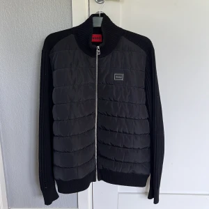 Hugo boss cardigan - Nyskick, inte använd mer än 4 gånger Sitter som L