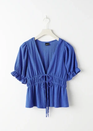 Blus med knytning  - Säljer denna daisy toppen från Gina tricot, aldrig använt den innan. Den är dock supersöt och passar att ha antingen själv eller med en topp under. Storleken är xs. 🩵