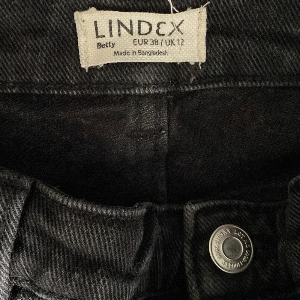Svarta momjeans från Lindex.  Köpt för 599kr, säljer för 99kr.. Jeans & Byxor.