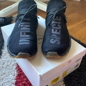 Adidas human race - Tjenare säljer ett par human race i super bra skick, storlek 44 2/3