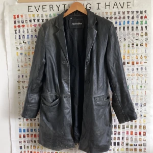 Läderkappa  - Min älskade läderkappa som jag tyvärr växt ur, den är välanvänd och har slitits på lädret på flertal ställen. Den är dock riktigt läder med polyester foder. Jag tror att den är en av märkets tidigare designer och gjord under 90-talet.