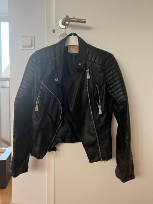 Skinnjacka från chiquelle  - En väldigt fin skinnjacka som är i väldigt fint skick, inga slitningar på jackan. Skulle säga att den är lite mindre i storleken så den passar en 36