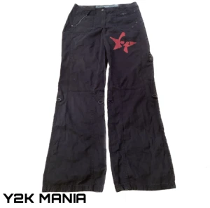 Y2K utsvängda cargobyxor med tryck - Y2K utsvängda cargobyxor med tryck, midjemått 40cm, innerbenslängd 80cm, använd gärna köp nu! 