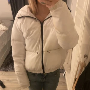 vit jacka - Fin jacka från hm. Små fläckar på framsidan, skriv privat för bilder på de. Nypris 400kr