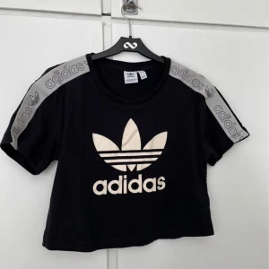 Adidasbyxor tröja (magtröja) - En Adidas magtröja. Storlek 36 Knappt använd, så i fint skick Köparen står alltid för frakten  