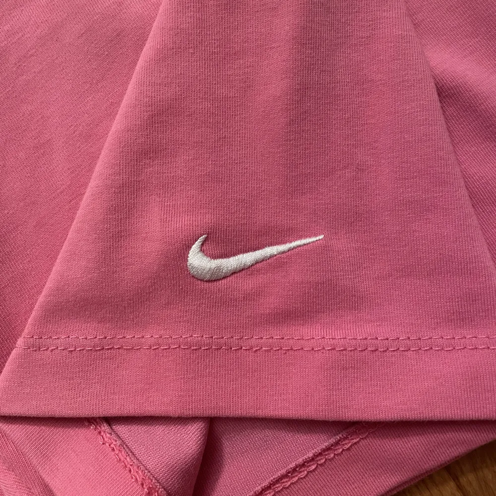 Säljer mina supercoola rosa träningsshorts från Nike för att de tyvärr har blivit för små. De är i bra skick och endast använda ett fåtal gånger. Köparen betalar frakt. Kan även mötas upp i Västerås. Skriv om du önskar fler bilder!💕. Jeans & Byxor.