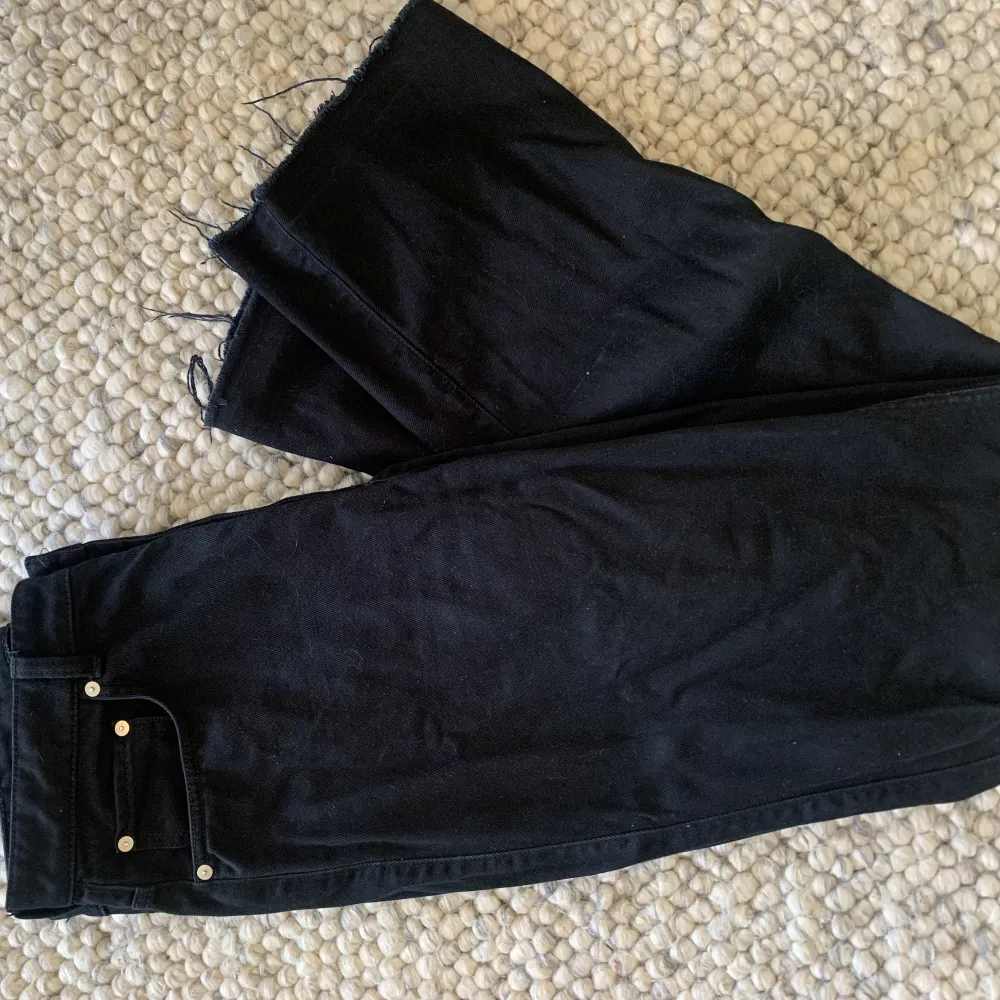 Jeansen är uppsprättade längst ner och långa i benen för mig som är 173 (med ganska långa ben). Har lite slitage vid benen men inga hål. Nypris 590kr.. Jeans & Byxor.