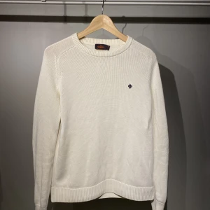 Morris tröja  - Säljer nu en sjukt trendig å snygg tröja från Morris. Den är lite använd men skicket är bra! Skick: 8/10. Tröjan är i storlek XS men passar även S! Nypris är ca 1000kr.  Kontakta vid minsta intresse å vid fler bilder å frågor!//SthlmStil Resell