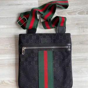 Hej,  Det går bra att skicka :)  Säljer en helt ny Gucci Väska Axelremväska Bärväska Bag Pack. 