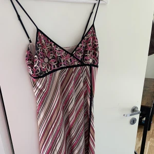 Super fin klänning  - Säljer denna klänning då den tyvärr är för liten för mig. Köpt på vintage affär men är i mycket bra skick.