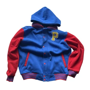 Varsity zip-up - Zip-up tröja i jättefint skick med avtagbar huva 