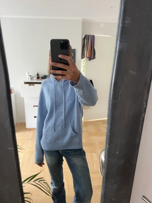 Stickad hoodie  - Blå stickad hoodie!