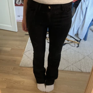 Svarta lowwaist jeans - Säljer dessa svarta lågmidjade jeansen från SHEIN✨Aldrig använda