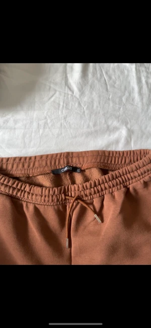 Sweatpants med raka ben - Bruna sweatpants med raka ben som aldrig använts.