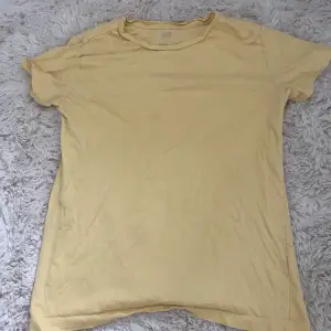 En gul t-shirt från Lager 157, storlek xs och säljs pga ej använd och för liten, använd ca 3 gånger💞