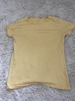 En gul t-shirt från Lager 157, storlek xs och säljs pga ej använd och för liten, använd ca 3 gånger💞