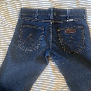 Wrangler jeans - Lågmidjade jeans med raka ben fast uppklippa lite längst ner (sista bilden)