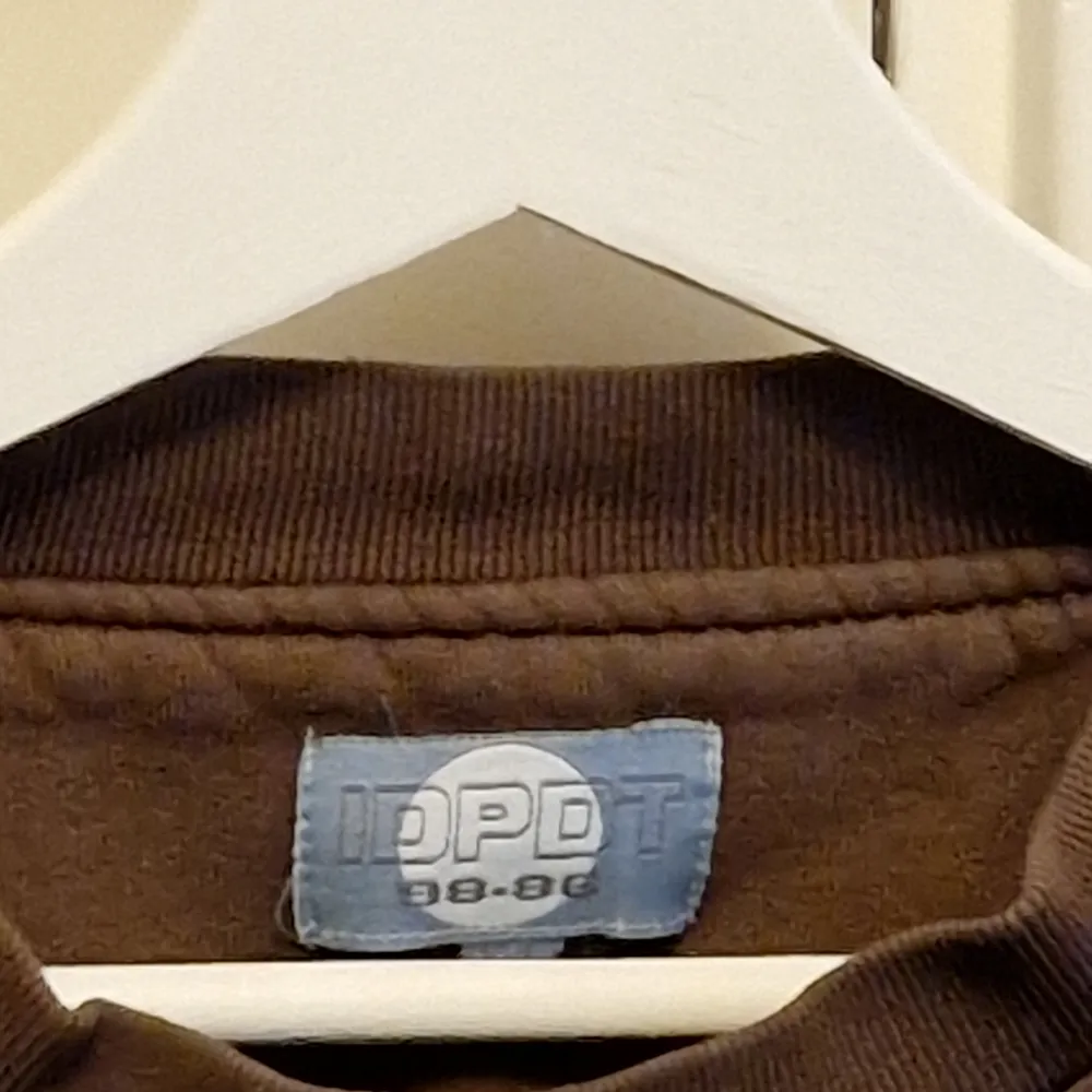 Säljer en retro sweatshirt från märket IDPDT i XXL men passar som XL. Den har en del tecken på slitage på olika delar av tröjan, men är annars i acceptabel skick! . Hoodies.