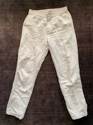 Arket vita linne/bomulls byxor - Ett år gamla. Mycket sparsamt använda. Köpta i butik för ca 800kr  Stl: 175 / eu 48  54% linne  48% bomull 