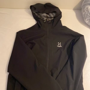 Haglöfs regnjacka  - Säljer min regnjacka på grund av ingen användning. Använd ett par gånger men den är som ny