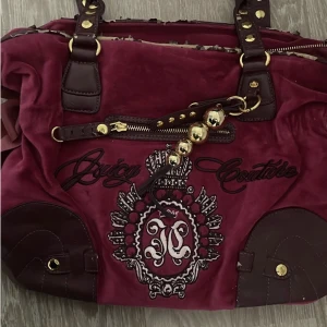 Juicy Couture väska  - den är sliten så därför lågt pris