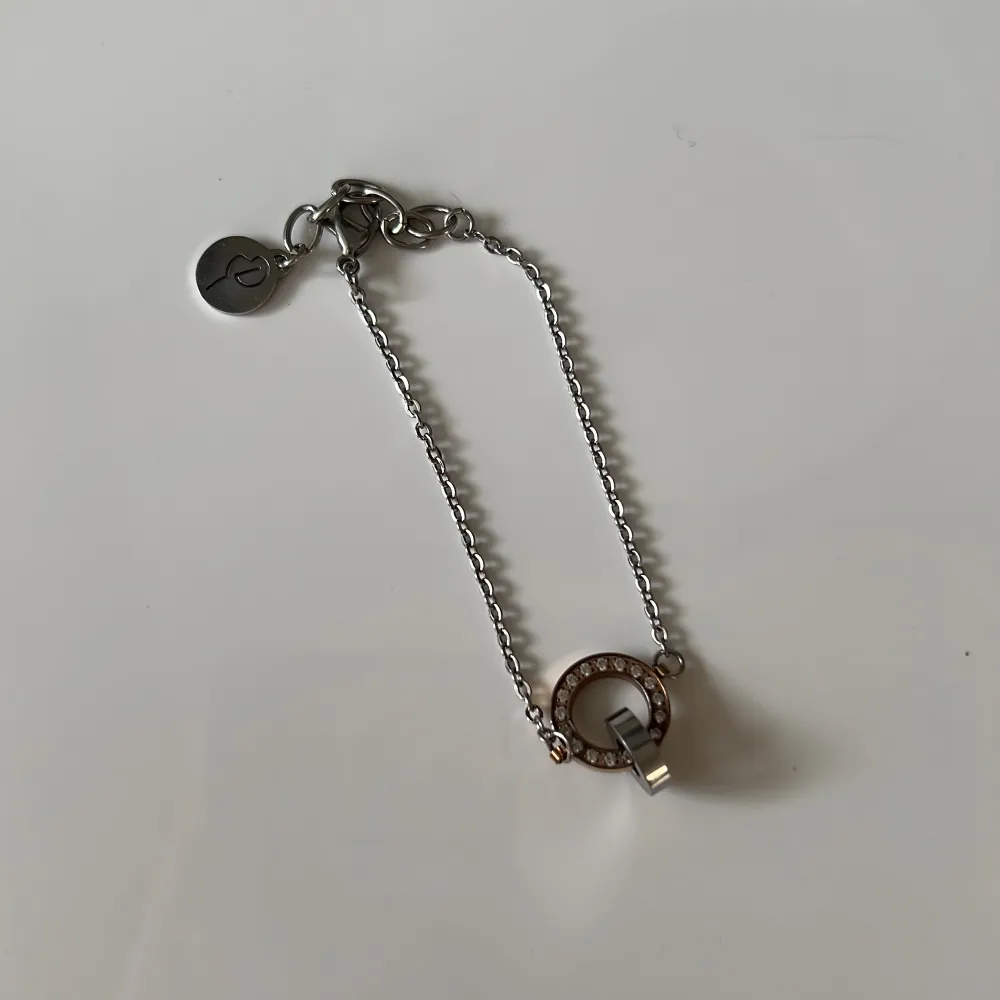 Ett fint armband i stål och roséguld. Kommer från Edblad. Längd: Cirka 19,5cm. . Accessoarer.