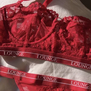 Lounge underwear  - Nu säljer jag min jätte fina lounge underwear bh pågrund av att den är för liten. Andvänd Max 2 gånger och är i ett toppen skick, skulle säga att den är normal i storleken (70B) 💕 köparen står för frakten, fler bilder vid intresse 💕