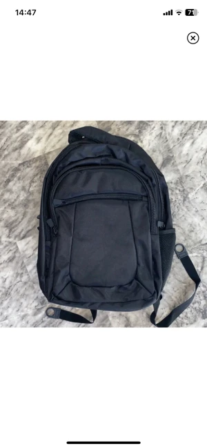 Datorväska - Helt oanvänd datorväska. Tillverkad för att kunna skydda en dator från skador. Finns flera fack på väskan å på sista bilden ser du facket för datorn. Bra kvalitet och passar utmärkt som en vanlig väska också.