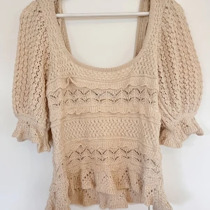 Stickad topp  - Säljer denna stickade toppen från Zara i strl M. Sparsamt använd. Se bild 2 för korrekt färg.