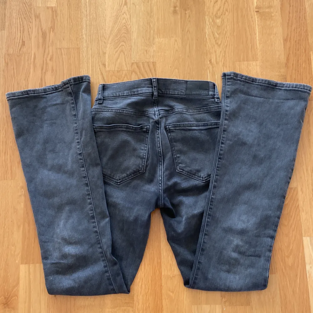 säljer mina low waist bootcut jeans från gina! de är i superbra skick och perfekt längd för mig som är 172 :) nypris 499kr. Jeans & Byxor.
