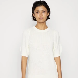 Stickad t-shirt - Sååå söt stickad tröja från Vero Moda. ENDAST ANVÄND EN GÅNG Jag betalar inte frakt men kan mötas om du bor nära 