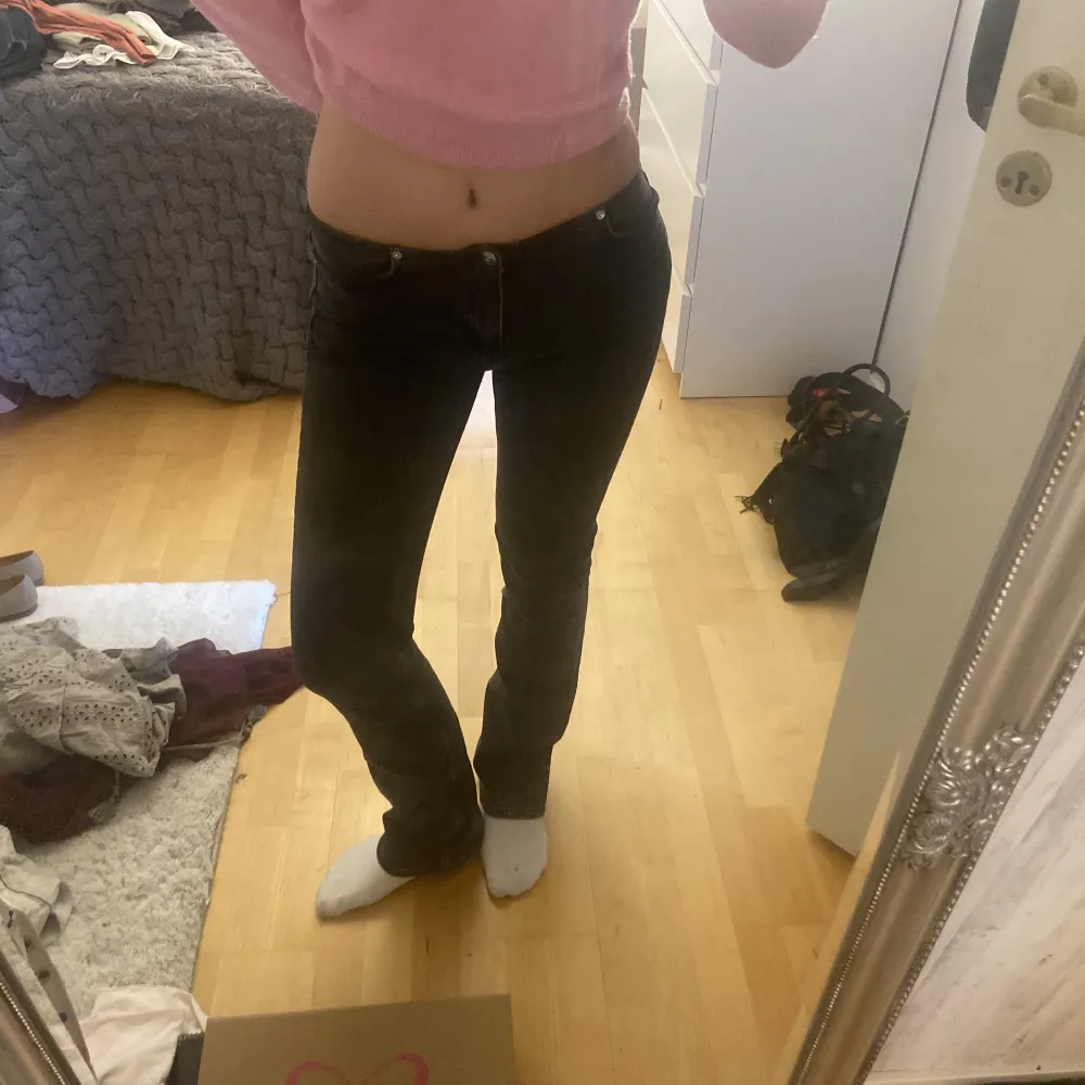 Säljer dessa populära lågmidjade jeans från hm utan midjekant! Dessa är grå/svarta🤗 buda gärna! . Jeans & Byxor.