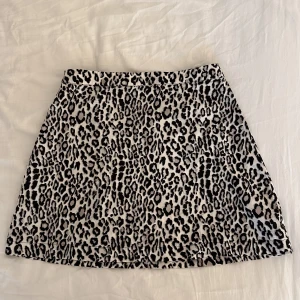 Leopardkjol  - Jättesnygg kort kjol som är i nyskick 💕