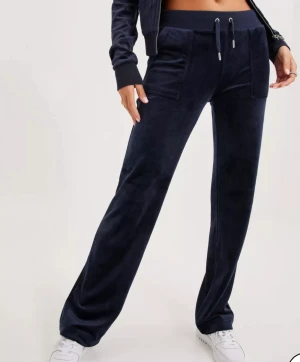 Byxor - Säljer mina blå juicy byxor då jag aldrig använder dom. Skriv privat för egna bilder. 